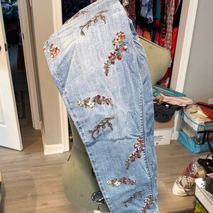 Laurie Felt Light Blue Floral Embroidered Jeans NWT